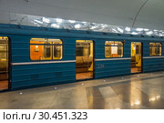 Поезд на станции "Тропарёво" Сокольнической линии Московского метро (2016 год). Редакционное фото, фотограф Алёшина Оксана / Фотобанк Лори