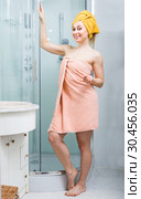woman partly cover with bath towel. Стоковое фото, фотограф Яков Филимонов / Фотобанк Лори