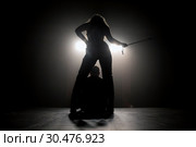 Женщина с плеткой стоит над мужчиной на сцене. Стоковое фото, фотограф Николай Винокуров / Фотобанк Лори