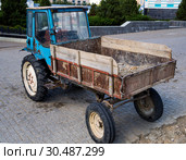 Трактор ХТЗ Т-16 производства Харьковского завода тракторных самоходных шасси (2018 год). Редакционное фото, фотограф Вячеслав Палес / Фотобанк Лори
