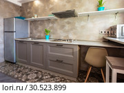 Интерьер не загроможденной кухни в доме. Стоковое фото, фотограф Иванов Алексей / Фотобанк Лори