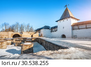 Рыбницкая башня Псковского кремля. Rybnitskaya tower of the Pskov Kremlin (2019 год). Редакционное фото, фотограф Baturina Yuliya / Фотобанк Лори