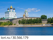 Солнечный день на реке Великой. Вид на Псковский кремль и Троицкий собор. Псков, Россия (2018 год). Редакционное фото, фотограф Виктор Карасев / Фотобанк Лори