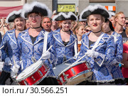 Барабанщицы на Невском проспекте в День города. Санкт-Петербург (2018 год). Редакционное фото, фотограф Александр Щепин / Фотобанк Лори