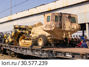 Self-propelled mine flail on the railway flatcar (2019 год). Редакционное фото, фотограф Евгений Харитонов / Фотобанк Лори
