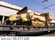 Self-propelled mine flail on the railway flatcar (2019 год). Редакционное фото, фотограф Евгений Харитонов / Фотобанк Лори