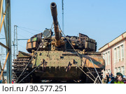 Captured tank of terrorists with artisanal reactive armor on a railway flatcar (2019 год). Редакционное фото, фотограф Евгений Харитонов / Фотобанк Лори