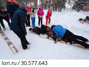 Падение на многоместных лыжах в парке. Зимние забавы моржей в городе Заводоуковске (2019 год). Редакционное фото, фотограф Анатолий Матвейчук / Фотобанк Лори