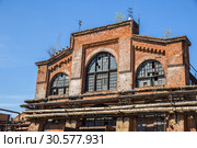 Промышленная архитектура. Фрагмент цеха закалки брони, 1896г. Ижорские заводы, Колпино (2018 год). Редакционное фото, фотограф Юлия Бабкина / Фотобанк Лори
