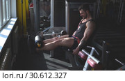 Handsome man at the gym doing exercises on leg. Стоковое видео, видеограф Виктор Аллин / Фотобанк Лори