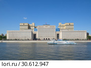 Летний вид на здание Министерства обороны Российской Федерации на Фрунзенской набережной в Москве, Россия (2018 год). Редакционное фото, фотограф Елена Коромыслова / Фотобанк Лори