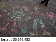 Рисунок мелками на асфальте на площади в городе Москве, Россия (2019 год). Редакционное фото, фотограф Николай Винокуров / Фотобанк Лори
