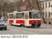 Парад трамваев в честь 120-летия Московского трамвая. Трамвай Татра T-6B5 (Т3М) съехал с Большого Устьинского моста. Эксплуатировался в Москве в 1984-2006 (2019 год). Редакционное фото, фотограф Наталья Николаева / Фотобанк Лори