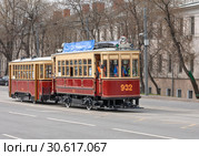 Парад трамваев в честь 120-летия Московского трамвая. Моторный трамвайный вагон типа "Бесфонарный" (БФ) № 932 и прицепной вагон "Сокольнический" (С) (2019 год). Редакционное фото, фотограф Наталья Николаева / Фотобанк Лори
