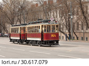 Парад трамваев в честь 120-летия Московского трамвая. Моторный трамвайный вагон типа "Фонарный" (Ф) № 164 и прицепной трамвайный вагон типа "Нюрнбергский" (Н) № 1113 (2019 год). Редакционное фото, фотограф Наталья Николаева / Фотобанк Лори
