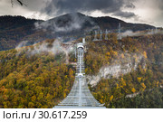 Подвесной пешеходный мост "Скайбридж" (SkyBridge) через Ахштырское ущелье в "Скайпарк" (Skypark), Сочи (2018 год). Редакционное фото, фотограф Ольга Сейфутдинова / Фотобанк Лори