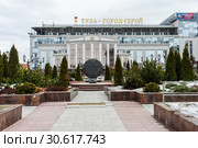 Город Тула. Здание торгового центра "Гостиный двор" зимним днём на фоне пасмурного неба (2019 год). Редакционное фото, фотограф Игорь Низов / Фотобанк Лори