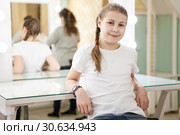Девочка-подросток сидит в гримерке после кастинга, мама собирает вещи. Стоковое фото, фотограф Кекяляйнен Андрей / Фотобанк Лори