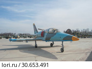 Чехословацкий учебно-тренировочный самолёт Аэро Л-39 «Альбатрос» (Aero L-39 Albatros) на стоянке в парке Патриот, вид справа-спереди (2016 год). Редакционное фото, фотограф Малышев Андрей / Фотобанк Лори