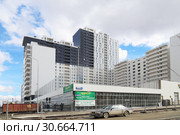 Город Екатеринбург. Строящийся дом на  улице Мельникова (2015 год). Редакционное фото, фотограф Светлана Зотеева / Фотобанк Лори
