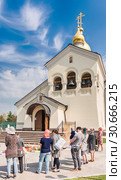 Москва. 27 апреля 2019 года. Люди пришли освятить пасхальные куличи и яйца в храме в честь Казанской иконы Божией Матери. Редакционное фото, фотограф Светлана Васильева / Фотобанк Лори