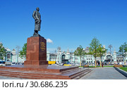 Памятник Максиму Горькому на площади Тверская Застава перед Белорусским вокзалом в Москве (2018 год). Редакционное фото, фотограф Александр Замараев / Фотобанк Лори