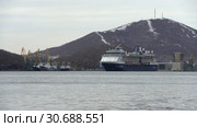 Круизный лайнер Celebrity Millennium выходит из морского порта. Time lapse (2019 год). Редакционное видео, видеограф А. А. Пирагис / Фотобанк Лори