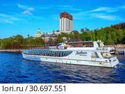 Москва. Прогулочный теплоход-ресторан флотилии Radisson Royal на Москве-реке на фоне здания Президиума РАН, церквей Андреевского монастыря (2019 год). Редакционное фото, фотограф Татьяна Белова / Фотобанк Лори