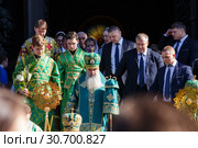 Священнослужители во время крестного хода вокруг Исаакиевского собора в честь праздника Входа Господня в Иерусалим (Вербное воскресенье) (2019 год). Редакционное фото, фотограф Евгений Кашпирев / Фотобанк Лори