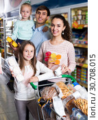 Parents with two kids buying fruit yoghurt. Стоковое фото, фотограф Яков Филимонов / Фотобанк Лори