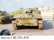 Old fighting Soviet tank. A look in a fullface (2019 год). Редакционное фото, фотограф Владимир Арсентьев / Фотобанк Лори