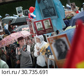 Москва, подросток с семьёй на шествии "Бессмертный полк" (2019 год). Редакционное фото, фотограф Дмитрий Неумоин / Фотобанк Лори