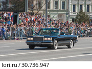 Российский парадный автомобиль-кабриолет ЗИЛ-41041 АМГ едет после парада в честь Дня Победы по Новому Арбату в Москве, вид спереди (2018 год). Редакционное фото, фотограф Малышев Андрей / Фотобанк Лори