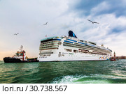 Ocean cruise liner and escort ships in the seaport in Venice, Italy (2017 год). Редакционное фото, фотограф Наталья Волкова / Фотобанк Лори