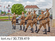 Смена почётного караула у дворца Шандора. Будапешт. Венгрия (2019 год). Редакционное фото, фотограф Сергей Афанасьев / Фотобанк Лори