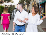 Young woman is resentmenting because her boyfriend was stared on other girl. Стоковое фото, фотограф Яков Филимонов / Фотобанк Лори