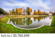 Павильон «Верхняя ванна» и пруд в Царском Селе. Upper Bath and Square pond in Tsarskoye Selo (2013 год). Редакционное фото, фотограф Baturina Yuliya / Фотобанк Лори