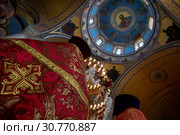 Православный священник во время праздничной службы в Адмиралтейском соборе Святого Владимира (усыпальница адмиралов) в центре города Севастополя, Крым (2019 год). Редакционное фото, фотограф Николай Винокуров / Фотобанк Лори