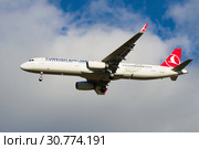 Самолет Airbus A321-200 (TC-JTM) авиакомпании "Turkish Airlines" в облачном небе (2018 год). Редакционное фото, фотограф Виктор Карасев / Фотобанк Лори