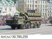 Новый российский транспортно-пусковая установка 5П85СМ2-01 из состава С-400 «Триумф» (SA-21 Growler) на МАЗ-543 движется по Новому Арбату в Москве после парада в честь Дня Победы (2018 год). Редакционное фото, фотограф Малышев Андрей / Фотобанк Лори