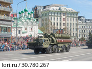 Новая российская транспортно-пусковая установка 5П85СМ2-01 из состава ЗРС С-400 «Триумф» (SA-21 Growler) на шасси МАЗ-543М едет по Новому Арбату в Москве после парада в честь Дня Победы (2018 год). Редакционное фото, фотограф Малышев Андрей / Фотобанк Лори