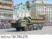 Новая российская транспортно-пусковая установка 5П85СМ2-01 из состава ЗРС С-400 (SA-21 Growler) на шасси МАЗ-543 едет по Арбату в Москве после парада в честь Дня Победы, вид сбоку (2018 год). Редакционное фото, фотограф Малышев Андрей / Фотобанк Лори