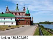 Никольский мужской монастырь. Дорога вдоль берега реки Волхов, село Старая Ладога. Ленинградская область (2018 год). Редакционное фото, фотограф Кекяляйнен Андрей / Фотобанк Лори