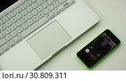 Incoming call to an electronic device from a mobile network subscriber (2017 год). Редакционное видео, видеограф Aleksandr Sulimov / Фотобанк Лори