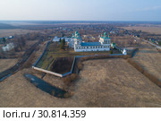 Вид на старинный  Николо-Вяжищский монастырь апрельским вечером (аэрофотосъемка). Вяжищи, Новгородская область. Россия (2019 год). Стоковое фото, фотограф Виктор Карасев / Фотобанк Лори