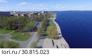 Панорама набережной Петрозаводска у Онежского озера в начале лета (2019 год). Редакционное видео, видеограф Sergei Gorin / Фотобанк Лори