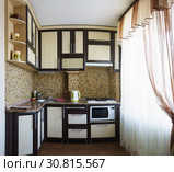Типичная небольшая кухня с окном в старом типовом доме. Стоковое фото, фотограф Наталья Гармашева / Фотобанк Лори