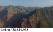 Город Нурек, плотина, водохранилище. Вид с дрона. Таджикистан (2016 год). Стоковое видео, видеограф Евгений Ковалев / Фотобанк Лори