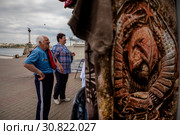 Туристы смотрят сувениры в лавке на городской набережной в центре города Севастополя около памятника Затопленным кораблям, Республика Крым (2019 год). Редакционное фото, фотограф Николай Винокуров / Фотобанк Лори
