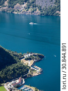 Деревня Aurlandsvangen и самый длинный фьорд Aurlandsfjord в губернии Sogn og Fjordane, Норвегия (2018 год). Стоковое фото, фотограф Кекяляйнен Андрей / Фотобанк Лори